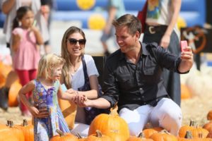 michael-weatherly-and-wife-seen-taking-their-daughter